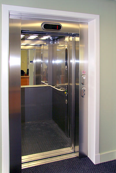 Lift to lower and upper floors